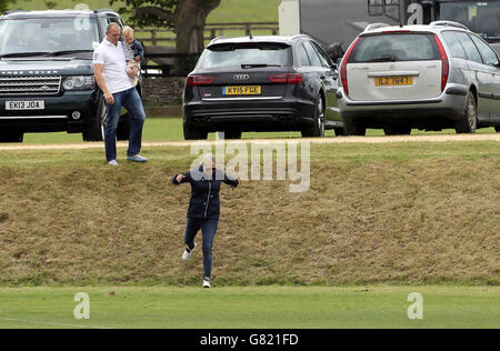 Zara Phllips avec Mike Tindall et sa fille Mia Tindall lors d'un match de polo de charité au Beaufort Polo Club à Tetbury, Gloucestershire. Banque D'Images