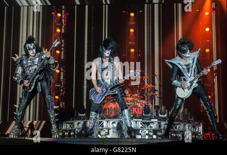 Gene Simmons, Tommy Thayer et Paul Stanley de Kiss se présentant en direct le jour 3 du festival Download le 14 juin 2015 à Donnington Park, Royaume-Uni Banque D'Images