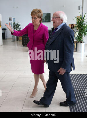 Premier Ministre de l'Ecosse Nicola Sturgeon rencontre le président d'Irlande, Michael D. Higgins à l'édifice du gouvernement écossais à l'Atlantic Quay à Glasgow, le premier jour de sa visite à l'Écosse. Banque D'Images
