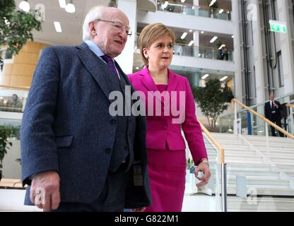 Premier Ministre de l'Ecosse Nicola Sturgeon rencontre le président d'Irlande, Michael D. Higgins à l'édifice du gouvernement écossais à l'Atlantic Quay à Glasgow, le premier jour de sa visite à l'Écosse. Banque D'Images