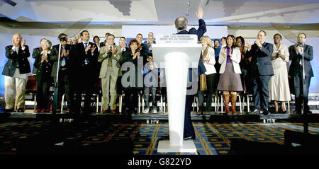 Le chef conservateur Michael Howard prononce un discours devant les fidèles du parti à l'hôtel Hilton. Banque D'Images