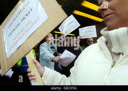 Glasgow Undergound Strike - Hillhead.La ligne de piquetage à la gare de Hillhead, au début d'une grève de 48 heures. Banque D'Images