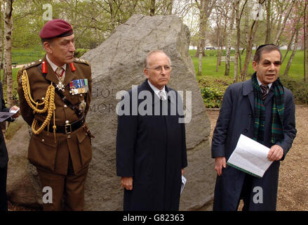 Le chef de l'état-major général Sir Michael Jackson (à gauche) et Lord Janner (au centre), écoutent l'histoire de Rudi Oppenheimer, qui, en tant que garçon de 13 ans, a survécu au camp de concentration nazi de Belsen, lors d'un service commémoratif. Banque D'Images