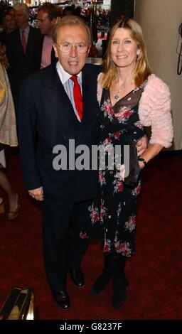 UK Charity Premiere of the Interpreter - Empire Leicester Square. Sir David Frost et sa femme Lady Carina. Banque D'Images