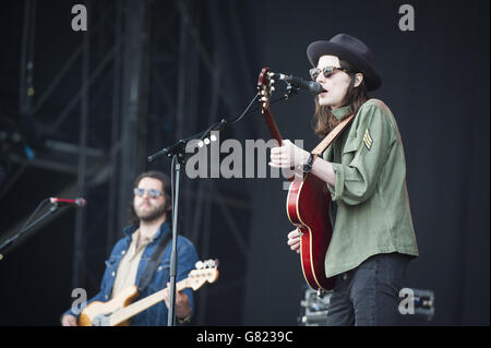 James Bay joue en direct sur la scène principale le 3 jour du Festival de l'île de Wight 2015, parc Seaclose, île de Wight Banque D'Images