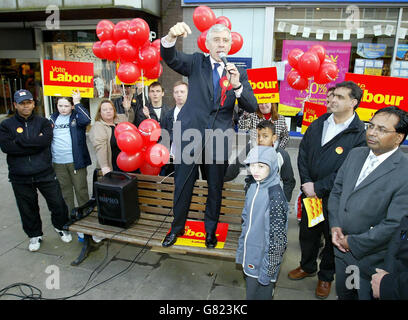 Le secrétaire aux Affaires étrangères Jack Straw s'adresse aux électeurs du centre-ville d'Oldham depuis un banc. Banque D'Images