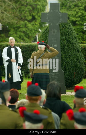 Padre Aled Thomas regarde comme le général Sir Alistair Irwin salue le mémorial, pendant le service de sept soldats de Black Watch tués en Irak au quartier général du régiment de Black Watch. Banque D'Images