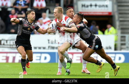 L'Adam Swift de St Helens est piraté par le Rangi Chase de Salford Red Devils (à gauche) et Greg Johnson (à droite) lors du premier match de Super League Utility à Langtree Park, St Helens. Banque D'Images