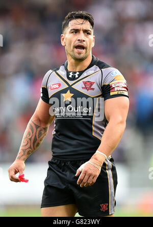 Le Rangi Chase de Salford Red Devils revient de la suspension contre St Helens, lors du premier match de Super League Utility à Langtree Park, St Helens. Banque D'Images