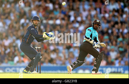 Cricket - NatWest t20 Blast - Southern Division - Surrey v Essex Eagles - Kia Oval.Kumar Sangakkara, de Surrey, en action, battant alors que James Foster, le gardien de cricket d'Essex, regarde Banque D'Images