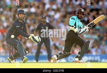 Cricket - NatWest t20 Blast - Southern Division - Surrey v Essex Eagles - Kia Oval.Kumar Sangakkara, de Surrey, en action, battant alors que James Foster, le gardien de cricket d'Essex, regarde Banque D'Images