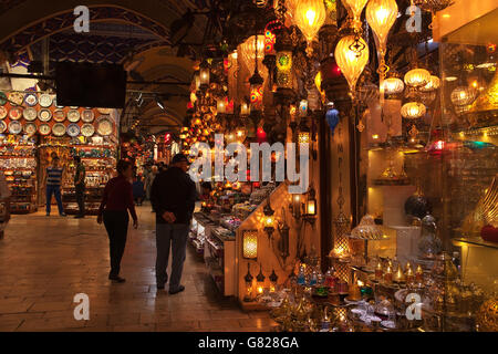 Les visiteurs du Grand Bazar à Istanbul, Turquie. Banque D'Images