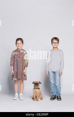 Portrait de famille avec chien contre fond blanc Banque D'Images