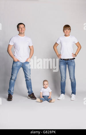 Portrait de famille contre fond blanc Banque D'Images