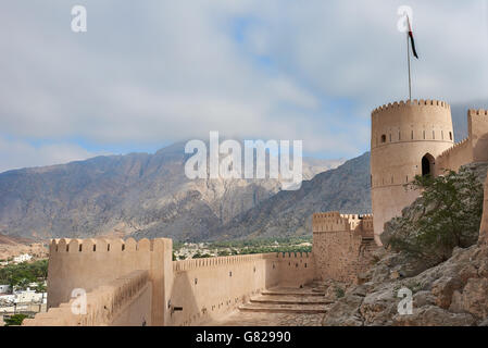 Tour d'un ancien fort en Oman dans le contexte d'un ciel bleu Banque D'Images