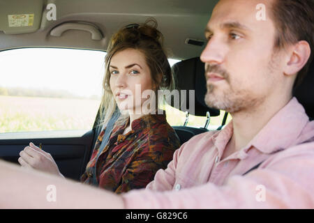 L'homme assis au volant en plus de woman in car Banque D'Images