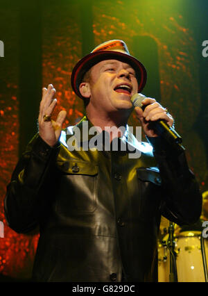 Teenage cancer Trust Charity Gig - The Royal Albert Hall.Ali Campbell, le chanteur principal de l'UB40, se produit en direct sur scène. Banque D'Images