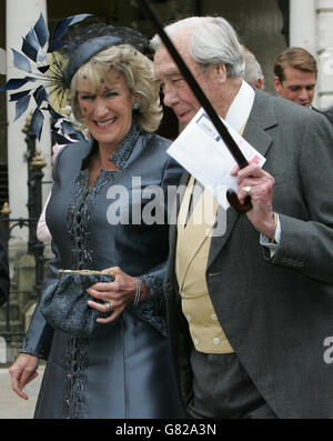 Mariage royal - mariage du Prince Charles et de Camilla Parker Bowles - cérémonie civile - Windsor Guildhall. Annabel Elliott et le major Bruce Shand. Banque D'Images