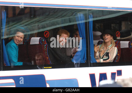 La princesse royale, le prince Harry et Zara Phillips quittent la chapelle Saint-Georges. Banque D'Images