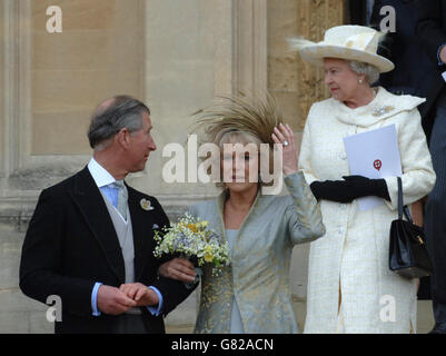 Le prince de Galles et la duchesse de Cornwall à l'extérieur de la chapelle Saint-Georges, à Windsor, après la bénédiction de leur mariage civil. La reine Elizabeth de Grande-Bretagne se tient en arrière-plan. Banque D'Images