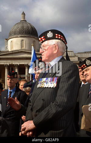 Les anciens combattants des régiments historiques d'Écosse se réunissent à Trafalgar Square, après qu'ils ont défilé à travers Londres pour démontrer contre la fusion prévue par le MOD des régiments de l'armée britannique. Banque D'Images