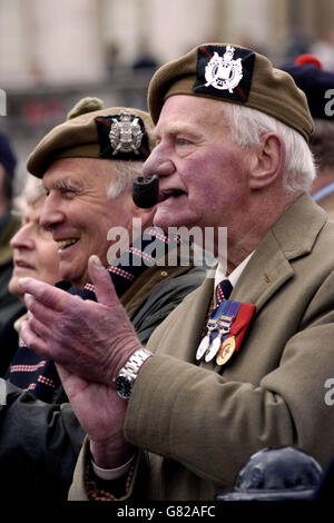 Les anciens combattants des Kings Own Scottish Borderers Allan Foreman 64 (à gauche) et Graham Allt 74, écoutent les autres membres de la campagne Save Our régiments, alors que le chef du SNP Alex Salmond s'adresse à un rassemblement pour démontrer la fusion prévue des régiments de l'Armée britannique par le MOD. Banque D'Images