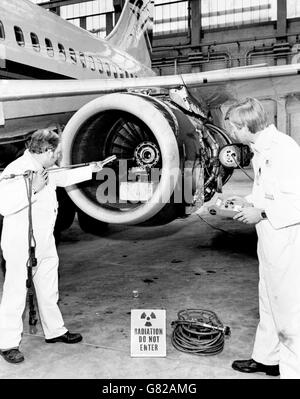 Transports - moteur à réaction inspectés - British Airways - techniciens de l'aéroport de Heathrow, Londres Banque D'Images