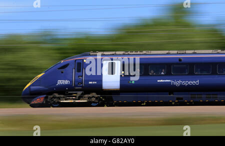 Un train Javelin à grande vitesse du sud-est traverse Charing dans le Kent sur la ligne de chemin de fer à grande vitesse 1. Banque D'Images