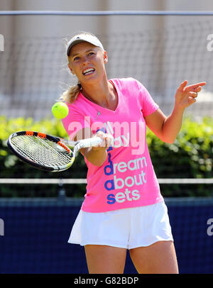 Caroline Wozniacki, au Danemark, sur les cours de pratique pendant la deuxième journée de l'AEGON International au parc Devonshire, Eastbourne. Banque D'Images