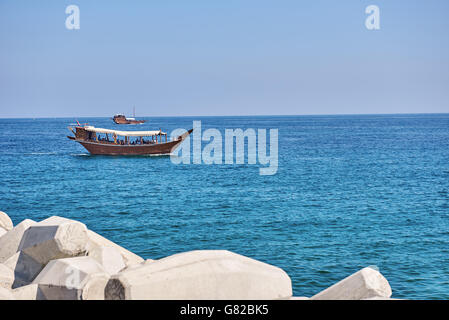 Dhow traditionnel arabe transportant des touristes au large de la côte d'Oman Banque D'Images