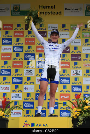 Hannah Barnes d'UnitedHealthcare Pro Cycling célèbre la cinquième étape de l'Aviva Women's Tour of Britain 2015 à l'arrivée à Hemel Hempstead . Banque D'Images