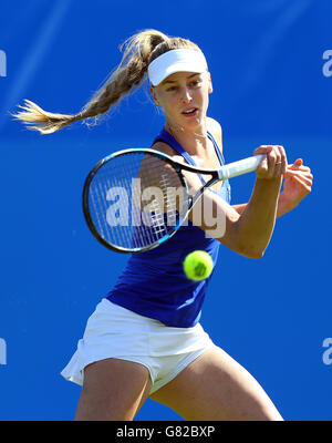 Naomi Broady, en Grande-Bretagne, en action contre Sloane Stephens, aux États-Unis, au cours du deuxième jour de l'AEGON International au parc Devonshire, à Eastbourne. Banque D'Images