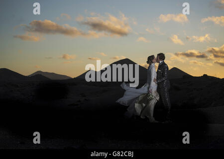 Vue latérale sur toute la longueur du pont et groom kissing sur paysage volcanique pendant le coucher du soleil Banque D'Images