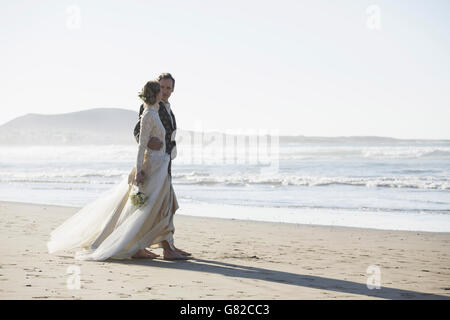 La longueur totale de l'amour couple walking at beach Banque D'Images