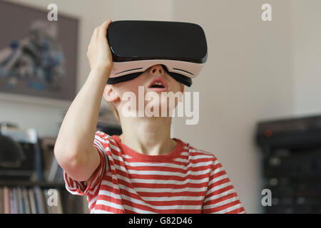 Boy wearing simulateur de réalité virtuelle à la maison Banque D'Images