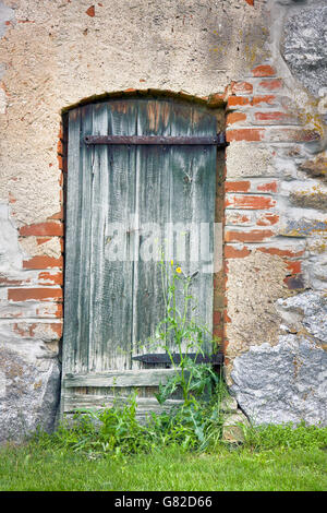 La porte en bois d'une ancienne grange Banque D'Images