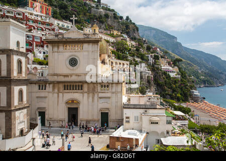 Vue de la Chiesa di Santa Maria Assunta avec son carrelage majolique dome à Positano, Italie Banque D'Images