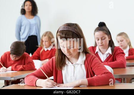 Élève de sexe féminin à 24 Prendre examen scolaire Banque D'Images