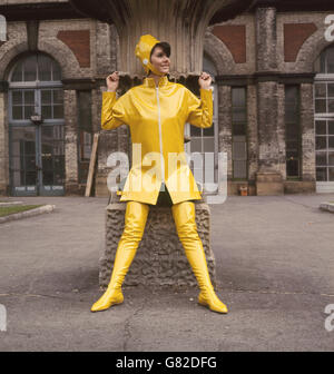 Dianna Lindale portant une tenue spécialement créée avec des fermetures éclair Optilon. Veste jaune Niolan, casque et bottes mi-cuisse assorties. Vue à l'exposition Intercucuir à Alexandra Palace, Londres. Banque D'Images