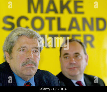 Jimmy Reid (chef du célèbre chantier naval Clyde Shipbuilders supérieur en 1971) et un syndicaliste respecté, a annoncé qu'il avait rejoint le Parti national écossais lors d'une conférence de presse avec Alex Salmond, directeur du SNP. Banque D'Images