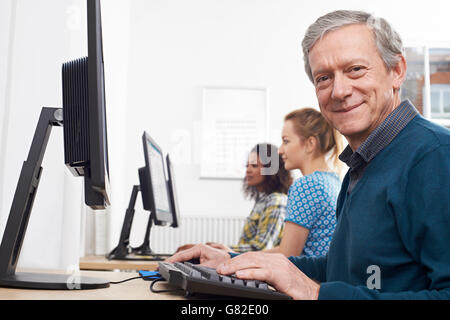 Homme mûr qui fréquentent Computer Class Banque D'Images