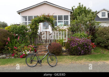 Jardins, fleurs, clôture et vélo en face de petite maison à Mendocino, en Californie. Banque D'Images