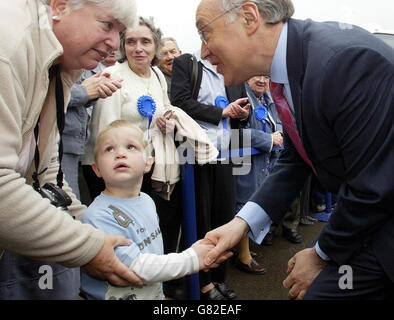 Le chef du Parti conservateur Michael Howard salue ses partisans avant de prononcer un discours. Banque D'Images