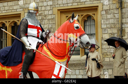 La reine Elizabeth II de Grande-Bretagne et le duc d'Édimbourg regardent le sergent Paul Allison vêtu de St George, à cheval sur Osaka. Banque D'Images