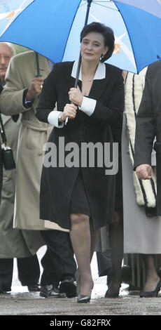 Cherie Blair, épouse du Premier ministre britannique Tony Blair, arrivant pour les funérailles de l'acteur primé aux Oscars Sir John Mills. Sir John est mort samedi à 97 ans chez lui dans la ville où il avait vécu pendant 30 ans. Banque D'Images