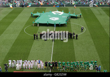 La République d'Irlande et l'Angleterre s'alignent avant l'amicale internationale au stade Aviva, Dublin, Irlande. Banque D'Images