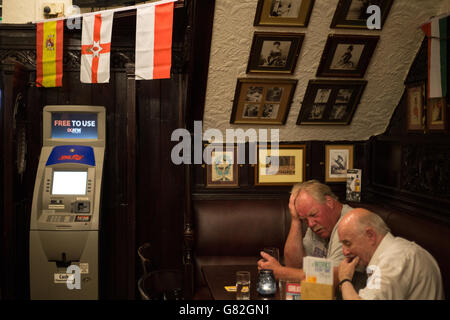 Bénéficiant d''un verre au bar Horse Shoe, Glasgow, Ecosse, Royaume-Uni. Banque D'Images