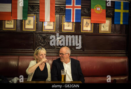 Bénéficiant d''un verre au bar Horse Shoe, Glasgow, Ecosse, Royaume-Uni. Banque D'Images