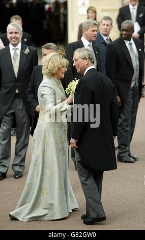 Le prince de Galles et sa mariée Camilla, duchesse de Cornwall quittent la chapelle Saint-Georges à Windsor, après la bénédiction de l'église de leur cérémonie de mariage civil. Banque D'Images