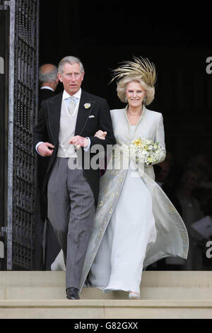 Le prince de Galles et sa mariée Camilla, duchesse de Cornwall quittent la chapelle Saint-Georges à Windsor, après la bénédiction de l'église de leur cérémonie de mariage civil. Banque D'Images